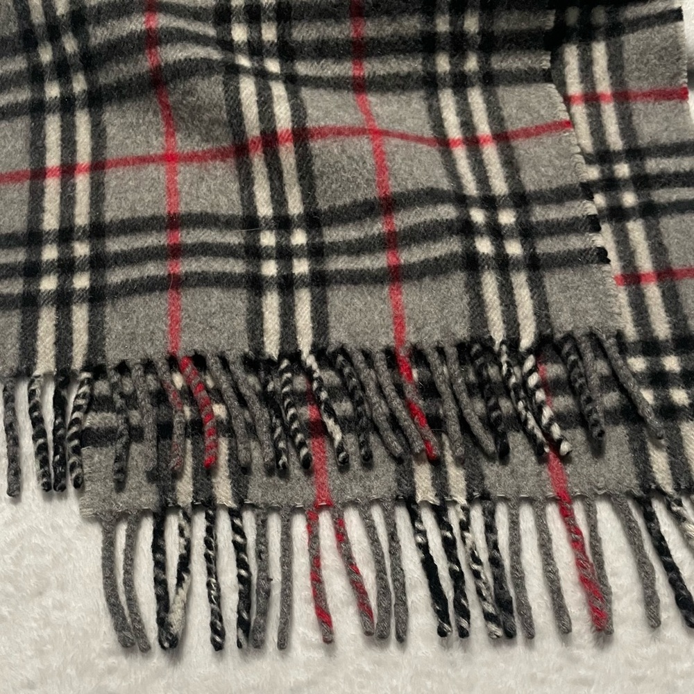 EUC Burberry’s‎ Nova Check Cashmere Gray Scarf - Picture 7 of 10